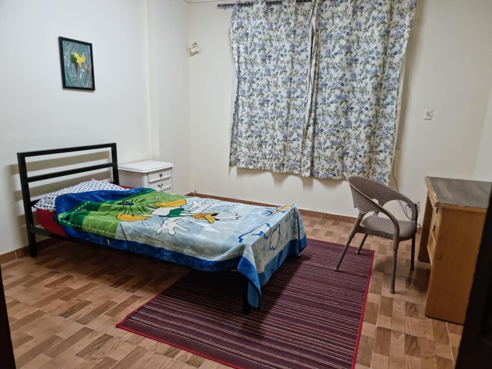 Nasr - 15minutes From Airport - Private Single With Shared Bathroom - غرفة مفردة خاصة مع حمام مشترك - Simple Privee Avec Salle De Bain Partagee - одноместный отдельный номер с общей ванной комнатой - *