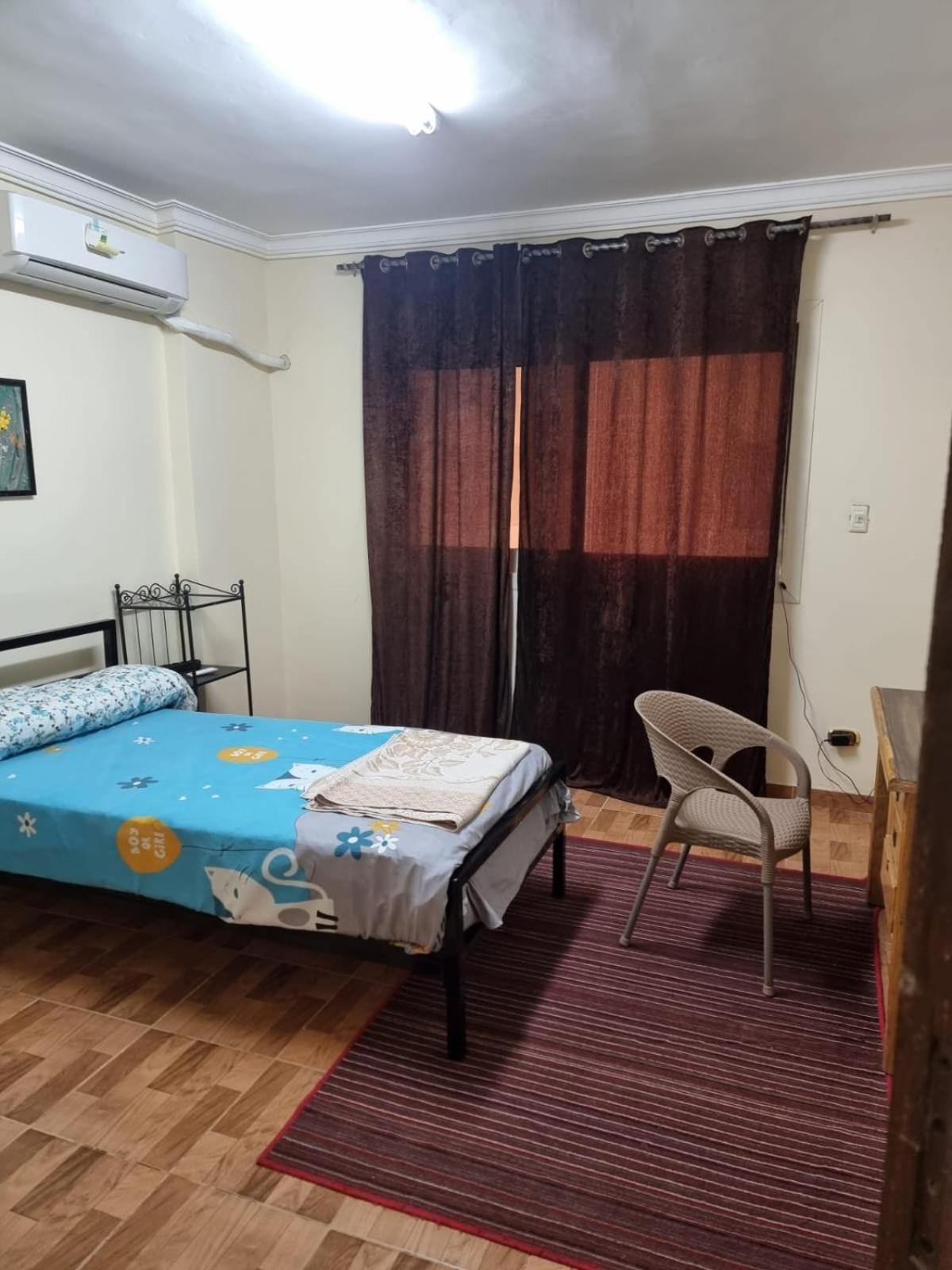 Séjour chez l'habitant Nasr - 15minutes From Airport - Private Single With Shared Bathroom - غرفة مفردة خاصة مع حمام مشترك - Simple Privee Avec Salle De Bain Partagee - одноместный отдельный номер с общей ванной комнатой - Le Caire